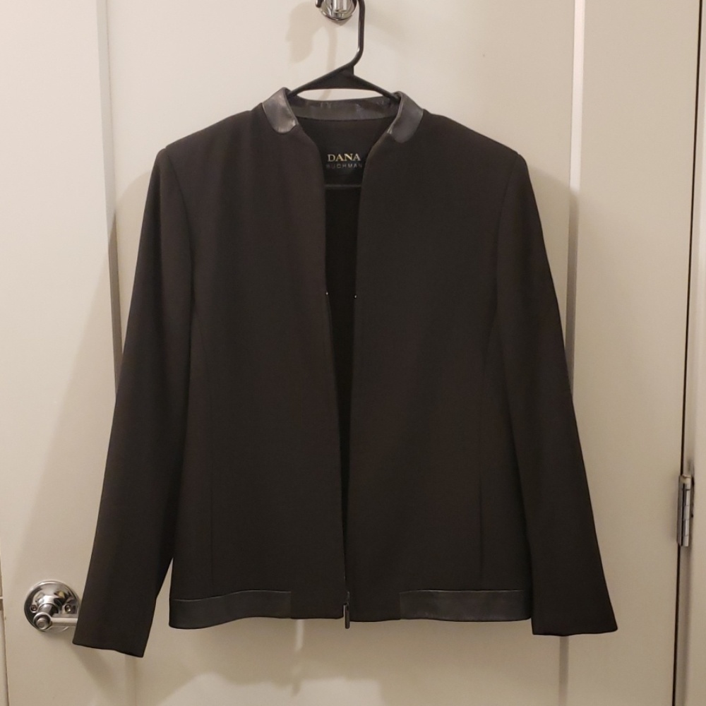 Dana Buchman blk blazer jacket. Size 6